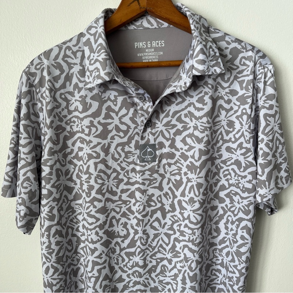 Pins & Aces Golf Polo All Over Print M Grey tropical floral Fun Men’s M Hawaiian